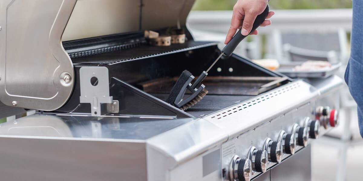 Cleaning outdoor gas grill